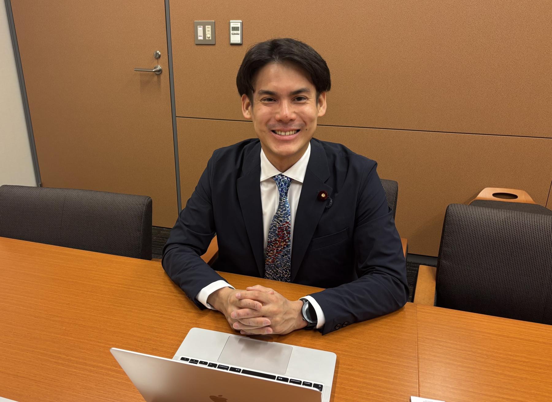 インタビューに答える河合みちお議員